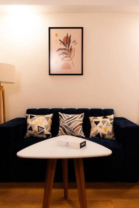 Marron Pharaohs Akhnaton Apartment
