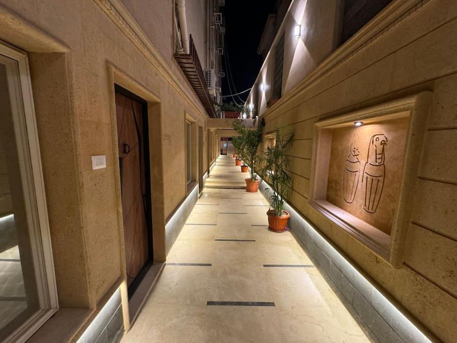 Marron Pharaohs Akhnaton * Cairo