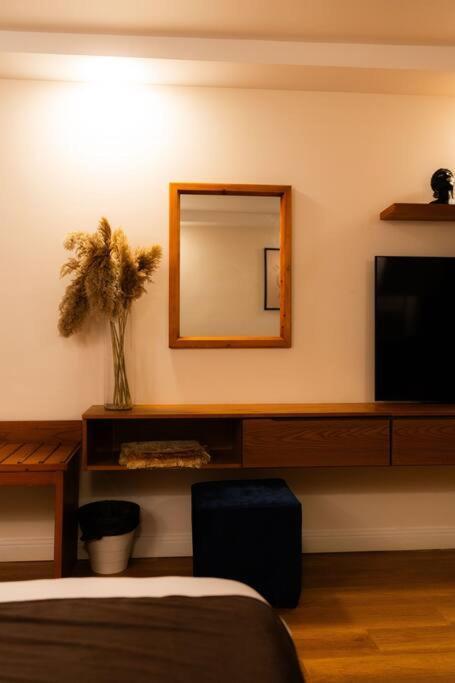 Marron Pharaohs Akhnaton Apartment